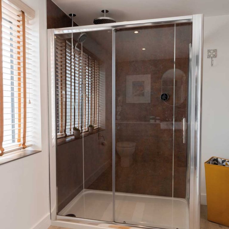 The Prom luxury Apartment Shower